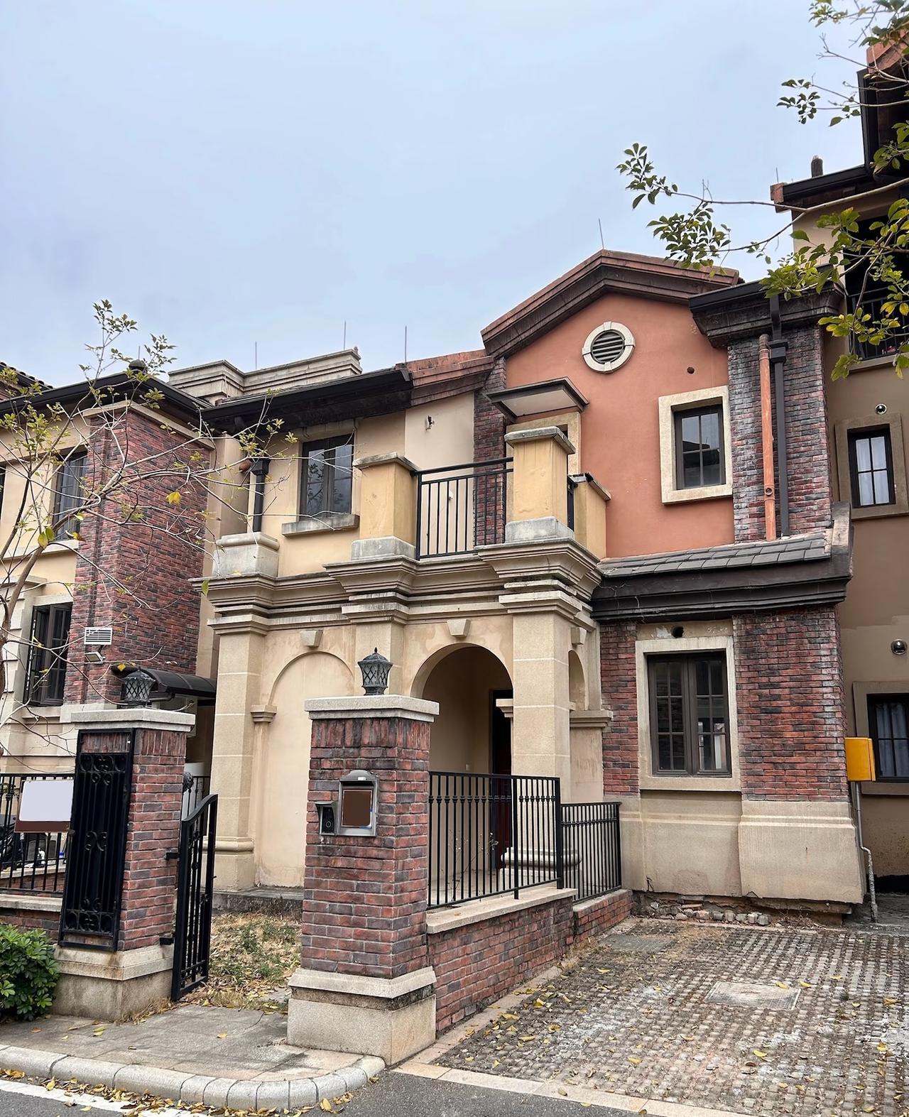 北京工作的小娜今年26岁，
2012年在北京做售楼员，
那时候行情好，
她每月最