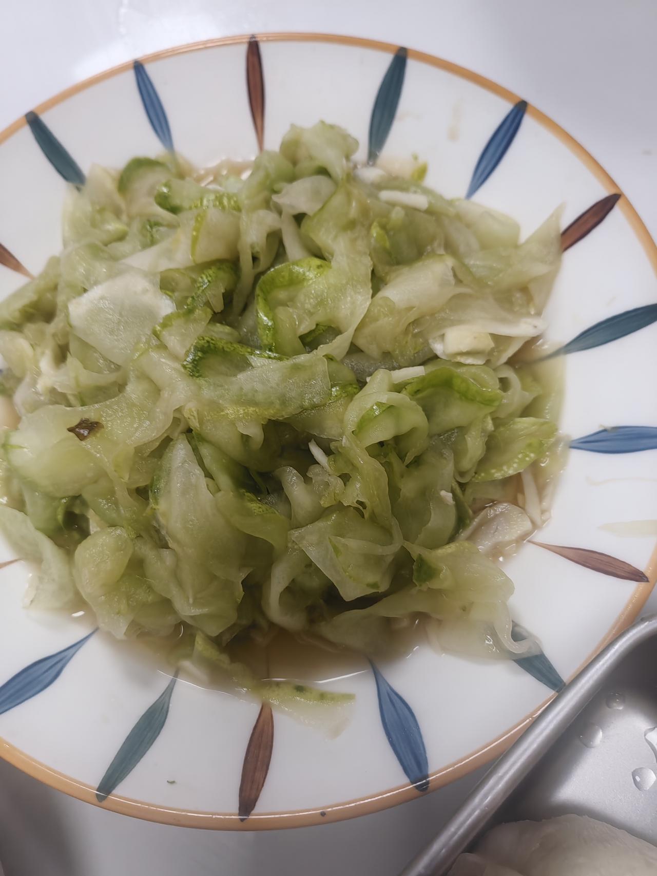 前天花了三块钱买了五个茄子，今天把茄子赶紧吃了吧。想想还是包茄子猪肉馅包子吧。
