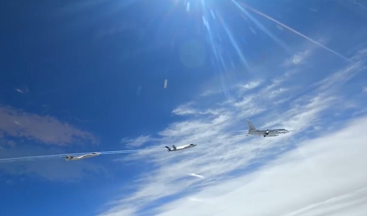 终于亮相了！8月4日，中国首次披露轰-6N战略轰炸机挂载“惊雷-1”空射导弹的画