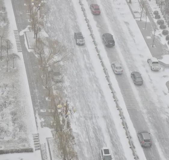 乌鲁木齐人引以为傲的清雪速度是不是有点变化了？是因为今天的雪是凌晨六七点才开始下