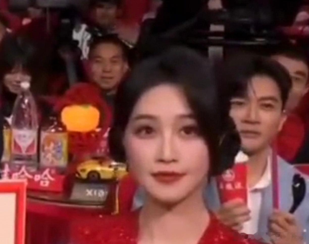 刘谦后面的苏有朋  谁给苏有朋递个盘子啊[笑cry] 