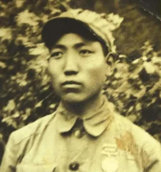 22岁的志愿军步话机员于树昌，在1953年6月29日至30日的281.2高地前沿