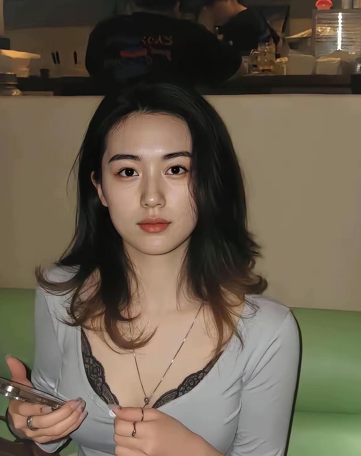 闺蜜说婚介要生活照，
她拿出这两张生活照问我咋样？
我沉默一下说道：“这次你又黄