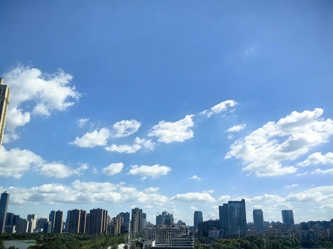 蓝天白云，简直是大自然的神来之笔，太治愈了！

秋日天空高远，蓝天像透亮的蓝宝石