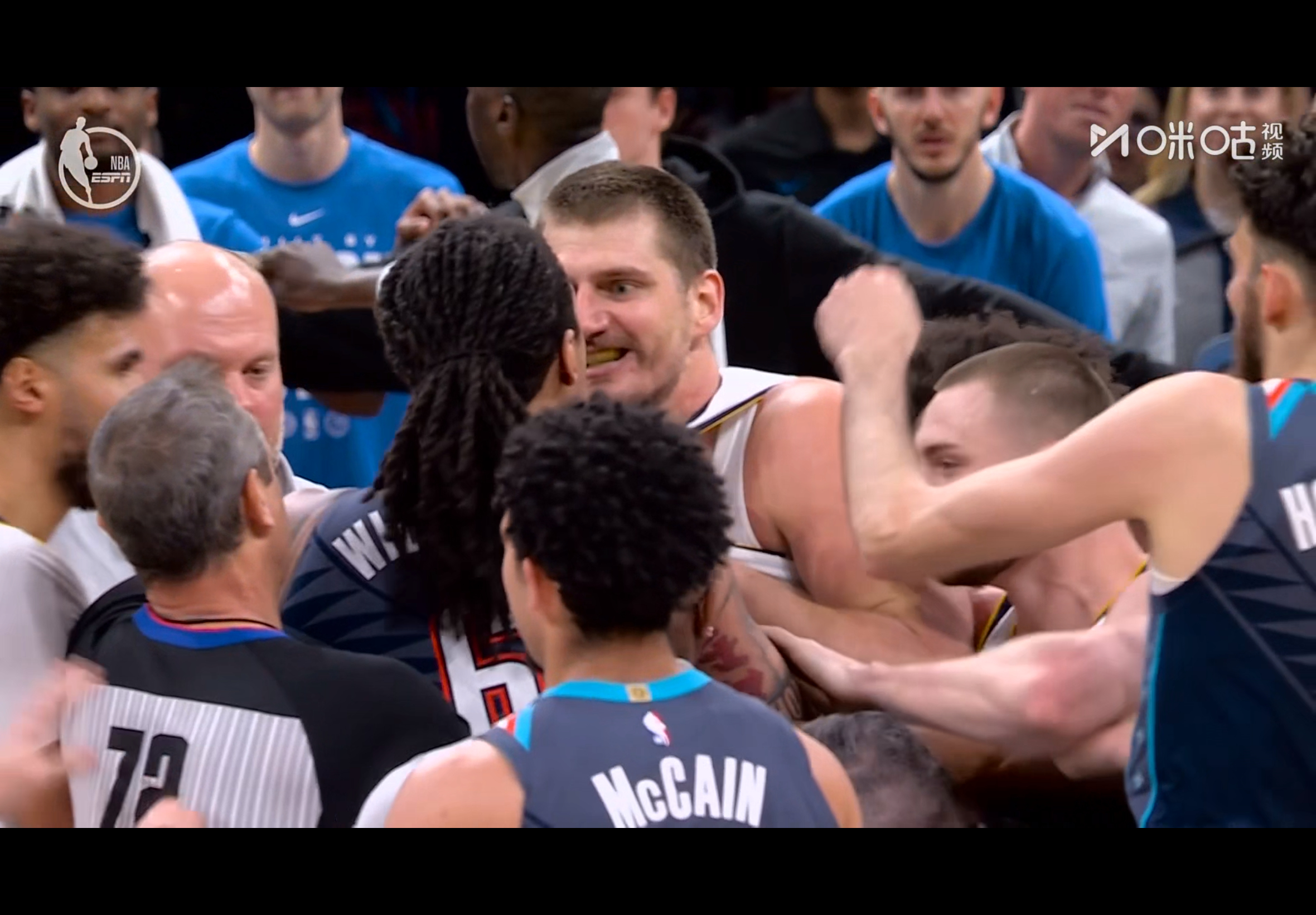 吓到我了这一下。我头一回看见球员脸上表情这么吓人的约基奇这个样子活像是要吃人了多