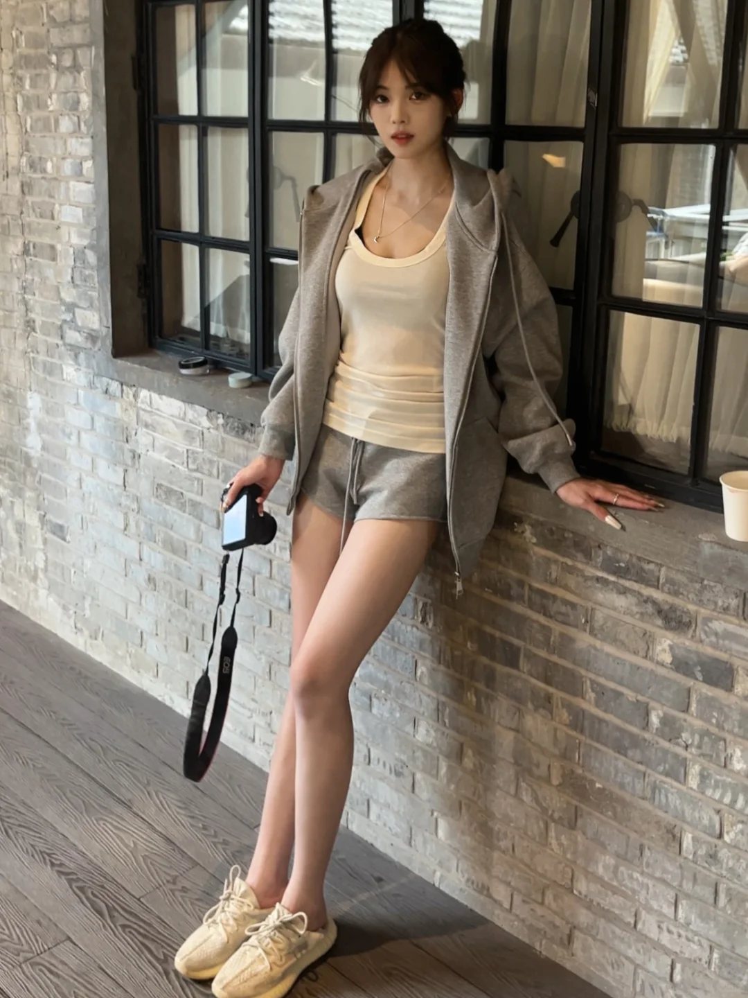 过来给你拍个照