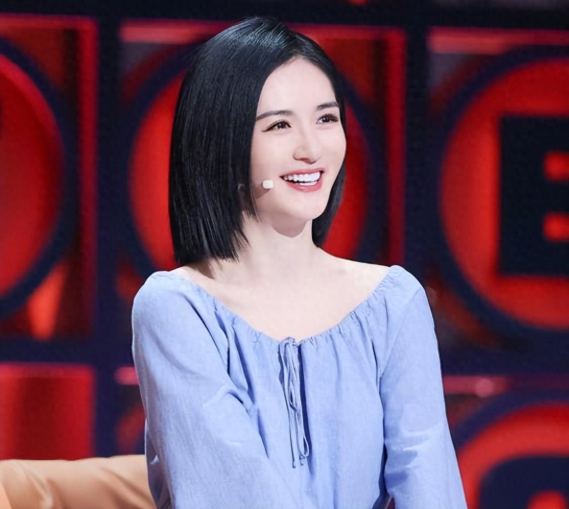 谢娜的祝贺不仅仅是对何炅和赵丽颖获奖的祝贺，更是对他们多年来努力的肯定。
这样的