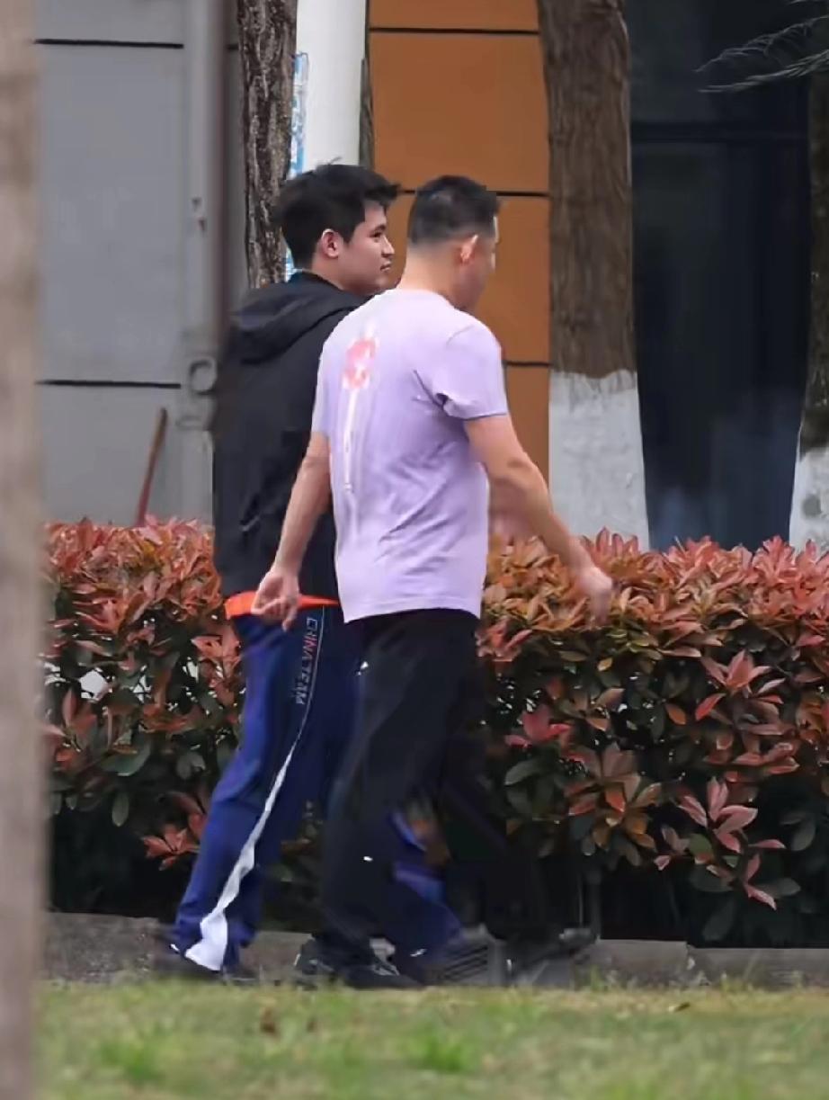 林诗栋跟着王建军结束训练后，两人愉快的边路走边聊天，小石头看着心情不错状态很好，