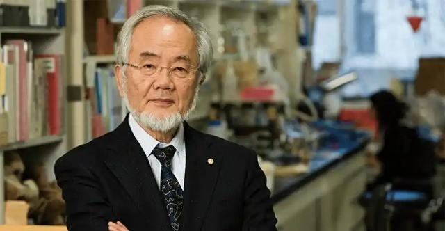 日本生物学家大隅良典发现，人一但挨饿，身体就会把坏掉的细胞都 “吃掉“，自己给自