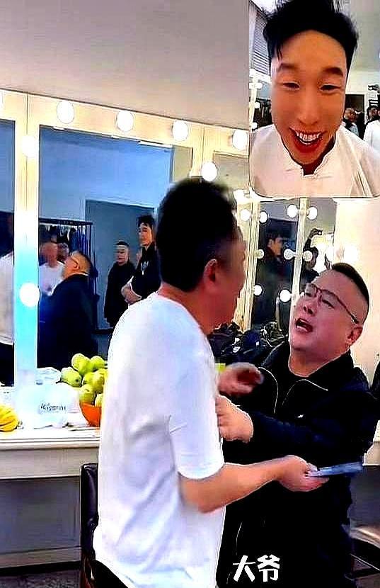 你敢信？
德云社后台拜年，晚辈收款码直接怼到郭德纲脸上。
开箱现场，上百号人乌泱