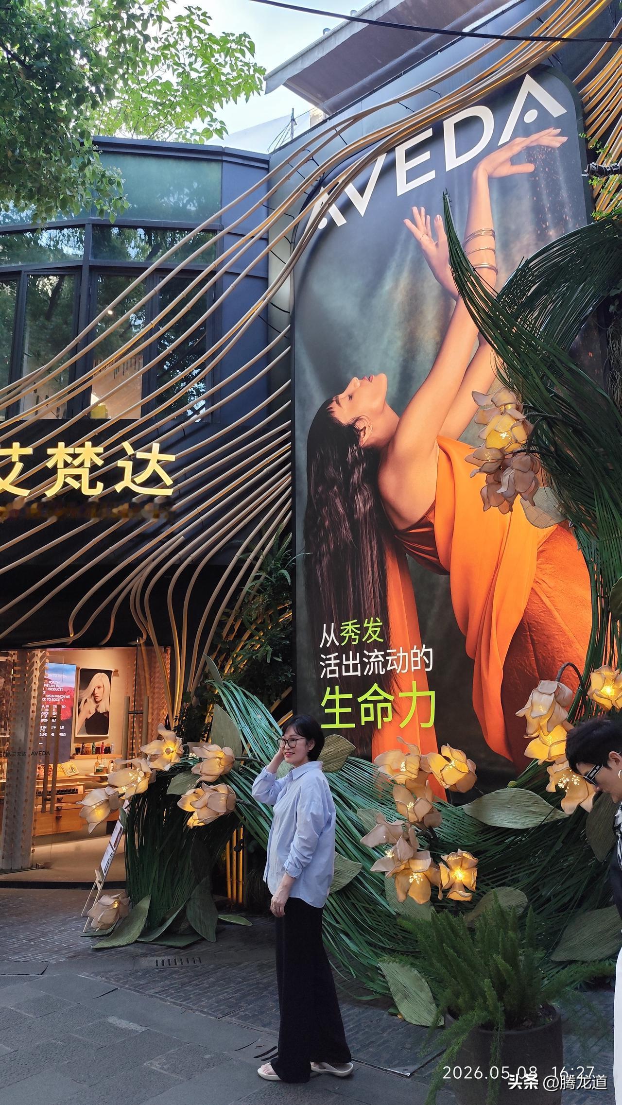 真心话茶局休闲逛街去上海新天地是一个不错的选择，初复来临天气渐暖，来上海的中外游