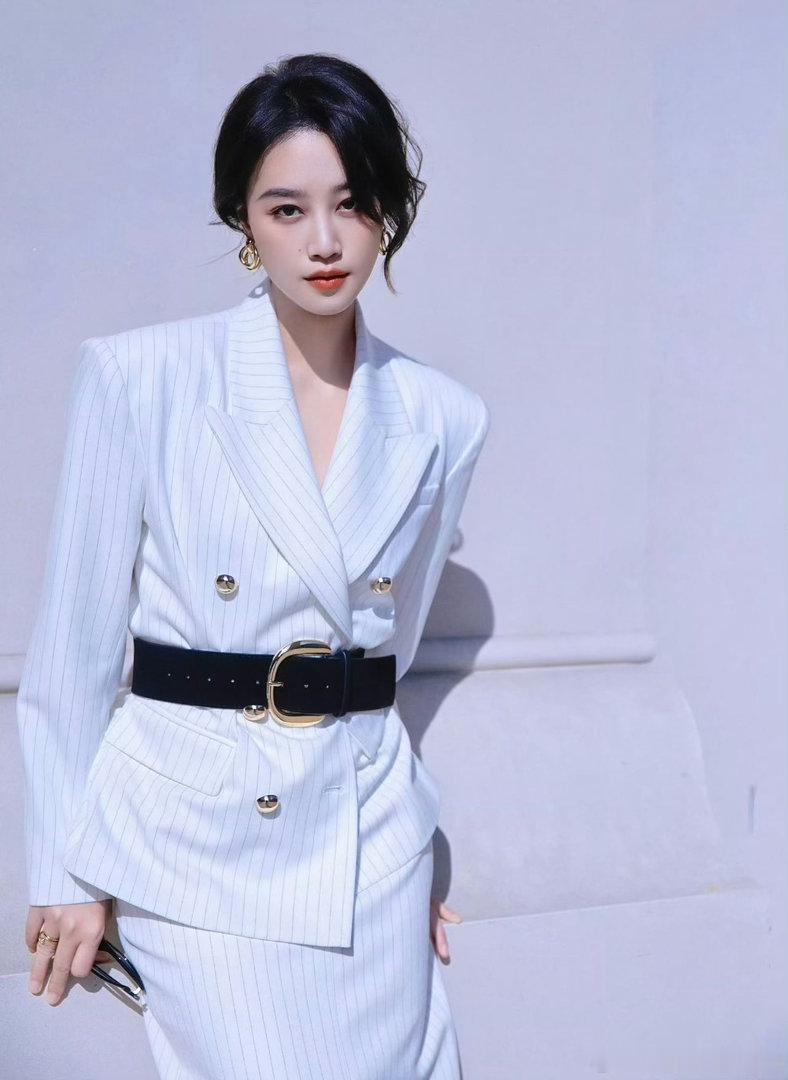 十日终焉蓝盈莹饰许流年 许流年来了！终焉之地的出租车司机，其实是空间列车押运人。