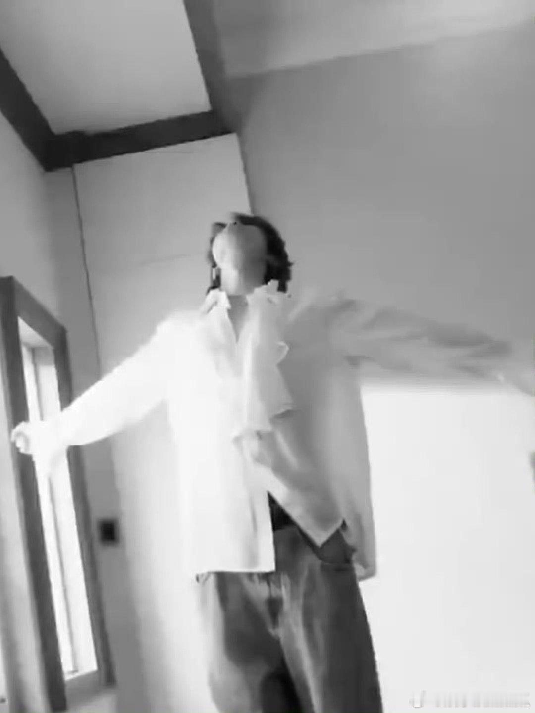徐明浩DICON预告解锁徐明浩DICON全新预告，极简黑白滤镜搭配酷飒皮衣，镜头