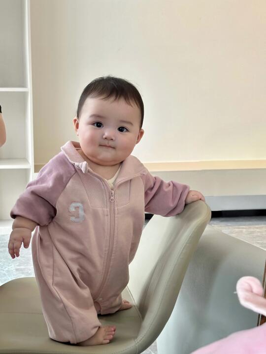 好喜欢我的胖宝宝，真像一个小手办呀～