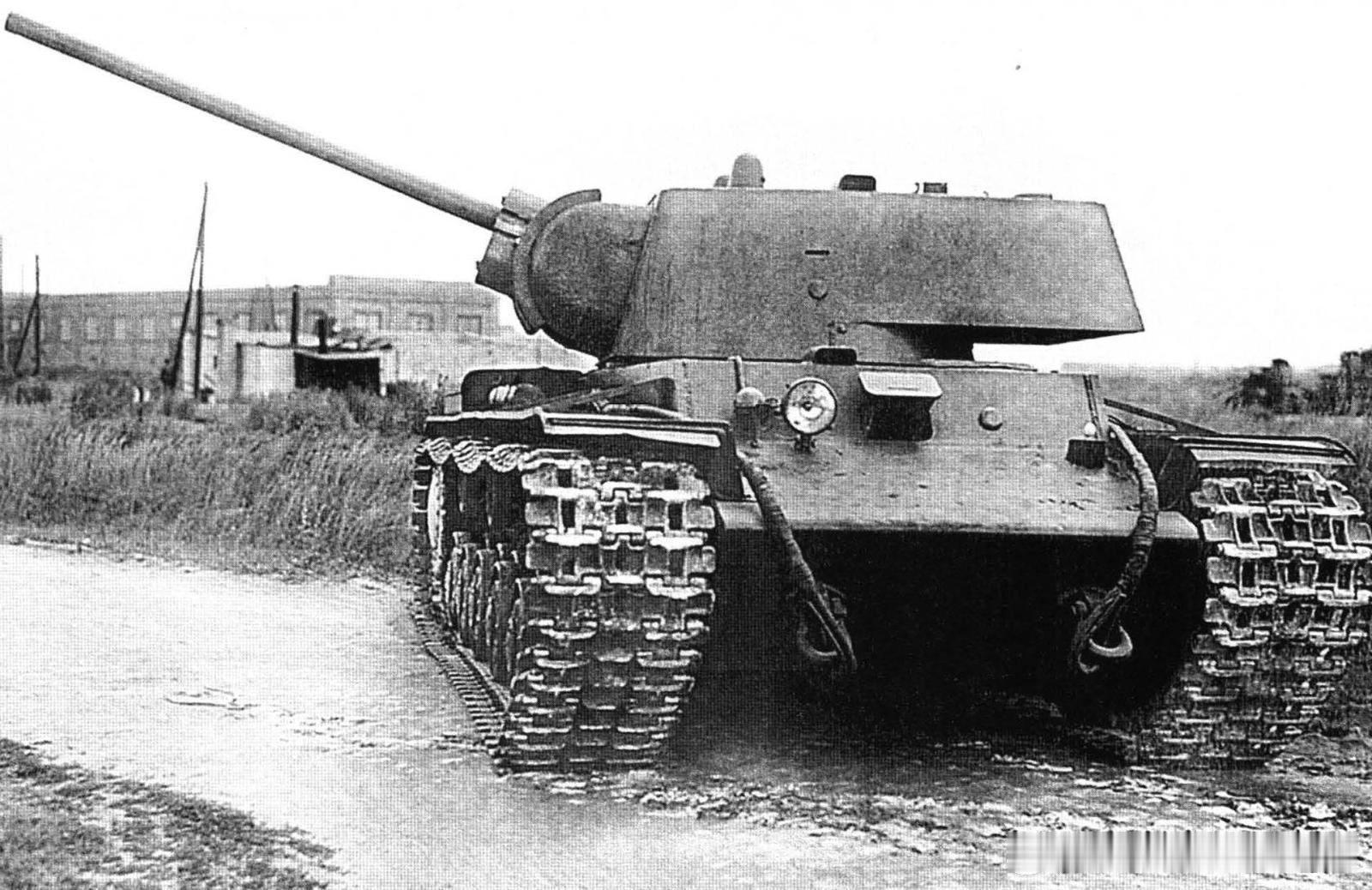 1941年装备ЗИС-5火炮的试验型КВ-1坦克。1941年对КВ-1坦克进行现