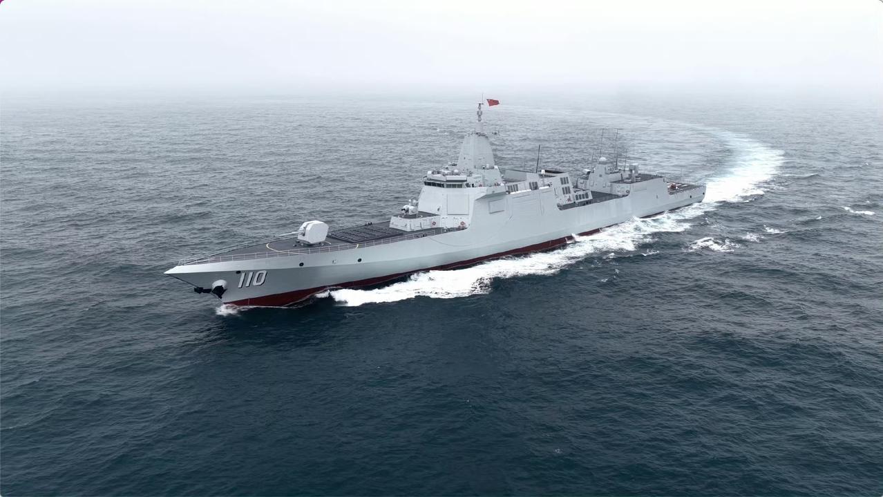 东海舰队两艘新055万吨大驱完成首次编队训练，标志着第二批次055快速形成战斗力