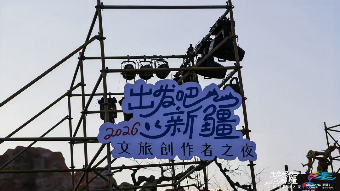 在阿克陶被美景硬控一整天 蹲在喀拉库勒湖边等光影变化真的会上瘾，湖水会跟着阳光切
