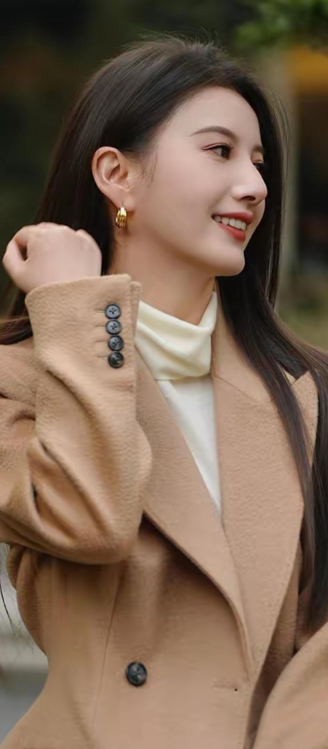 秋日穿搭指南：温暖米色外套搭配白色高领衫，优雅又时尚！🍂👗👗