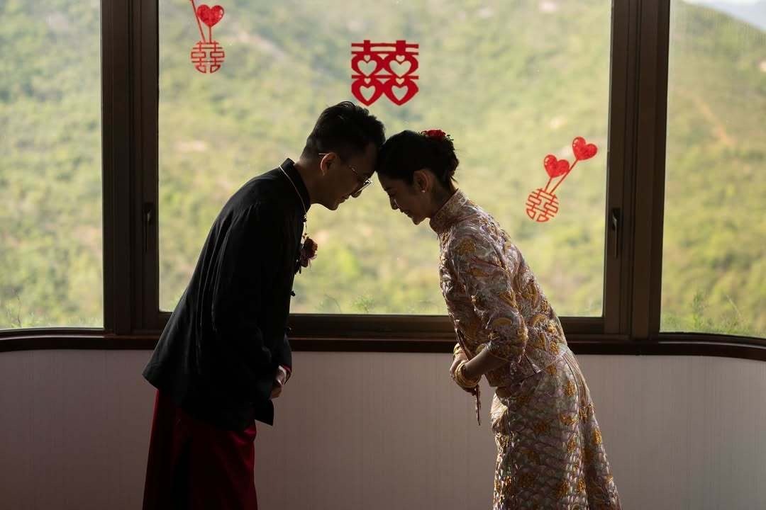 卫诗雅分享中式婚服照 ​​​
