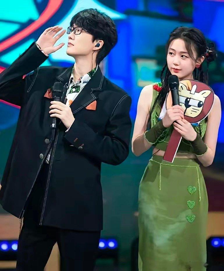为什么许嵩的婚纱照有种古早感许嵩冯禧婚纱照摒弃当下流行的冷白精修，主打暖黄柔光胶