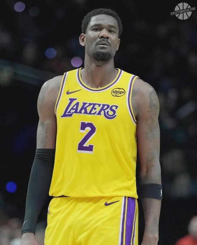 顿宝成为湖人的隐患，特别是他第四节吃不了饼，在快船大洛佩斯的防守下，顿宝得分能力