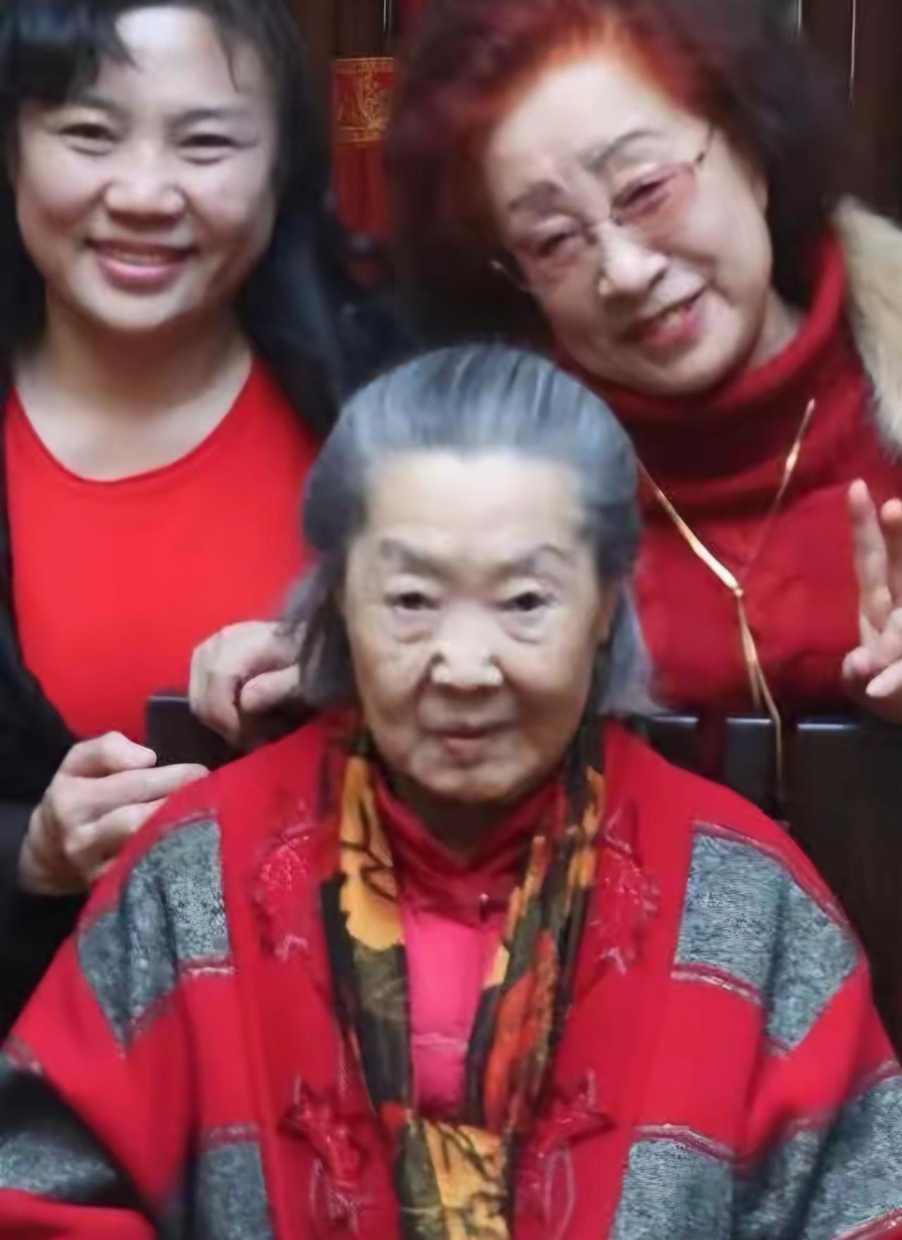 王铎：郭兰英的头发很好，多而密，没有全白。
她这人很坚强，不服气的事，她到死也不