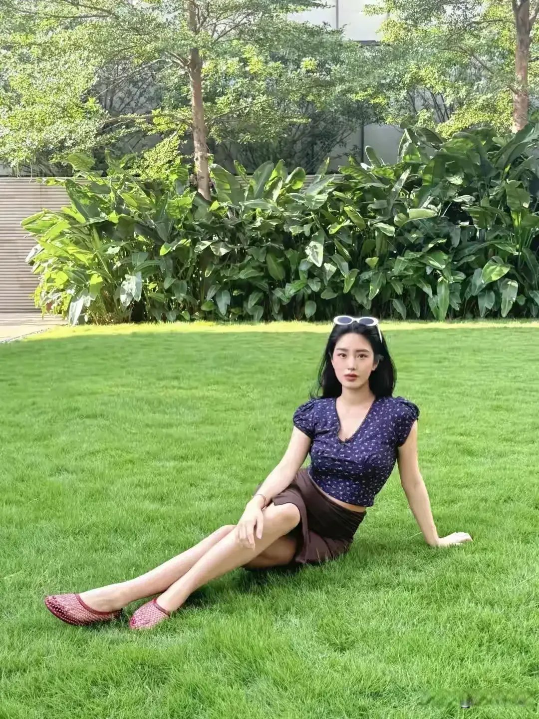 杨采钰产后身材还没恢复，穿裹身裙小肚子明显，她住着草坪超大的豪宅，贵妇式的穿搭，