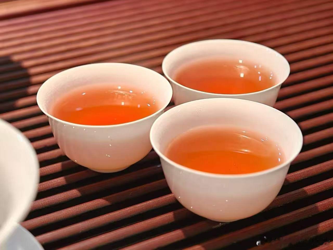 鱼不贪食，任凭钓鱼佬使尽法宝都只能竹篮打水一场空，当然，钓鱼佬非要炸潭，就只能玉