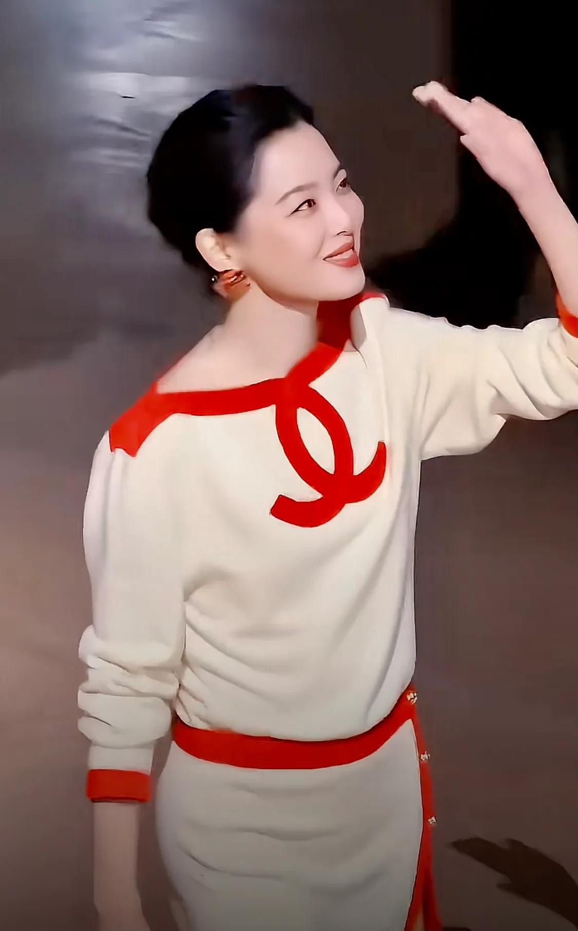 辛芷蕾这套衣服太好看了，衣品比孙俪强多了。
衣服漂亮，配色独特，辛芷蕾穿得也优雅