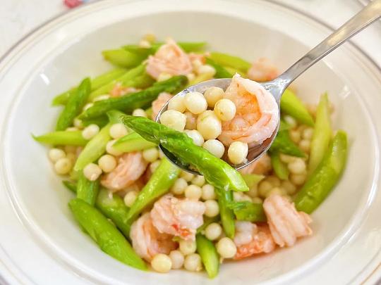 今天朋友圈被两道菜给刷屏了

一道是鸡头米炒虾仁，一道是秧草红烧菊黄豚。

我跟