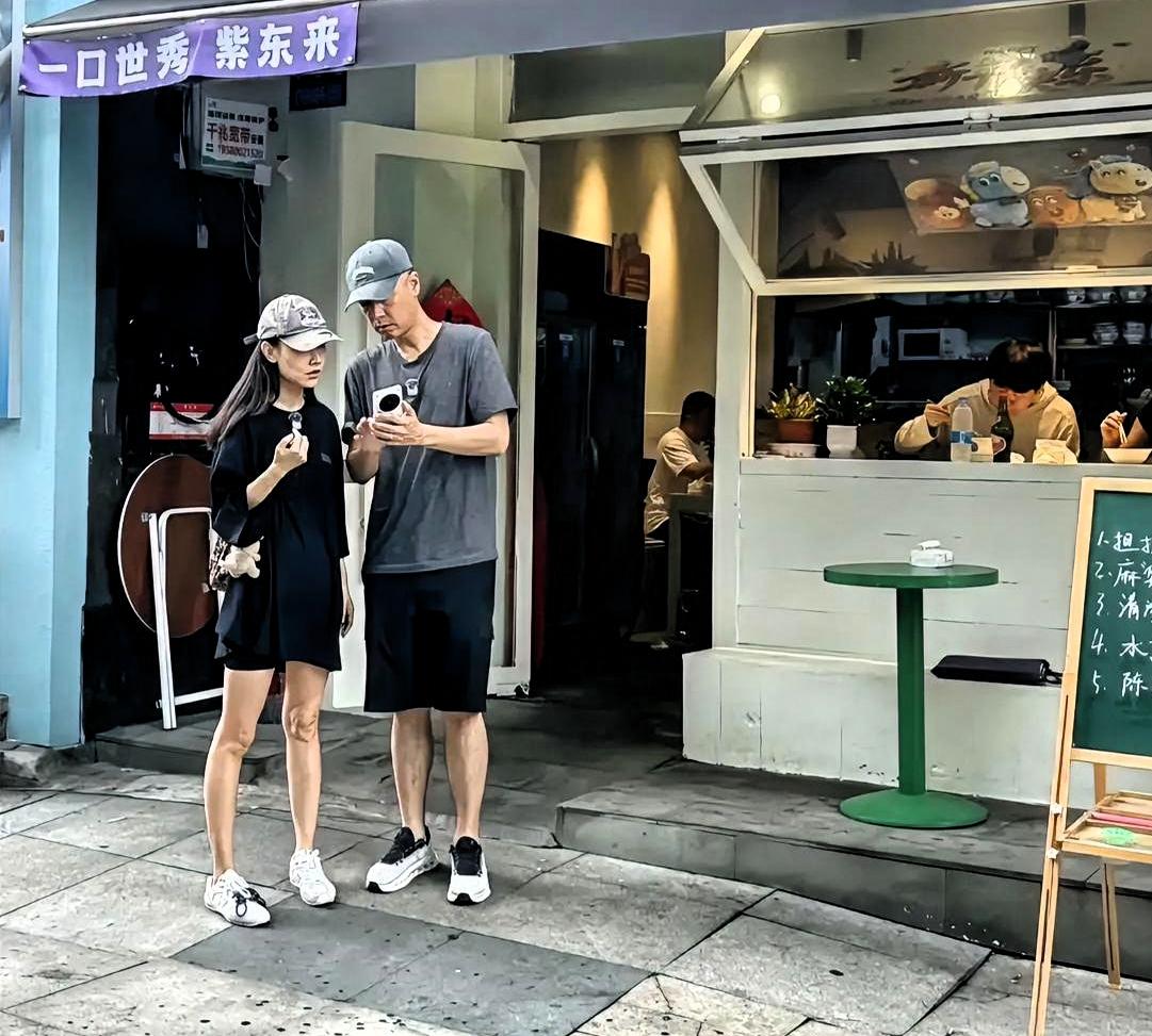 看到任重和孙骁骁在重庆街边被拍，我的第一反应不是“好甜”，而是“终于有点像真夫妻