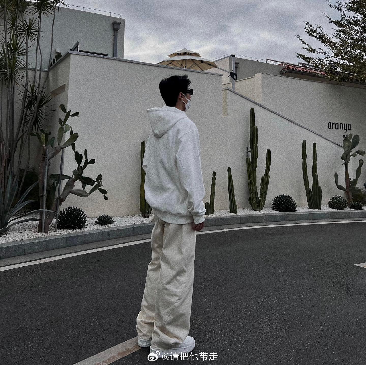 杨洋欢乐谷首推项目杨洋斯文禁欲眼镜look 本来是冲着跳楼机来的，结果被队伍里此