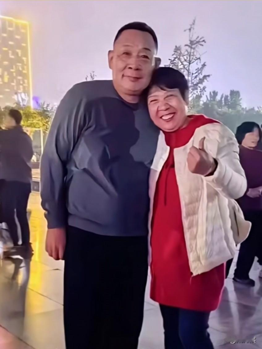 这是于东来的姐姐于彩琴，虽然以经六十几岁了，但是人长的年轻大气，乐观，活的通透，