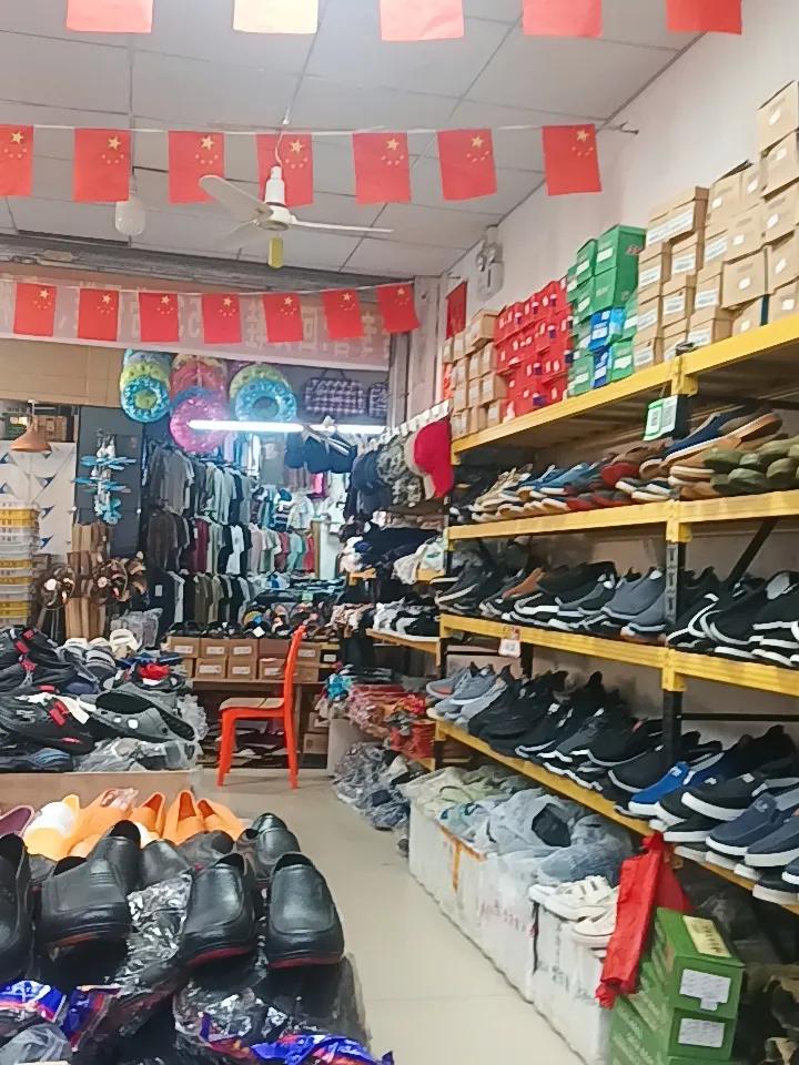 晒图笔记大赛 
守着实体店铺的人，总归是怀揣希望的，一旦失去，便如同没了饭碗和筷