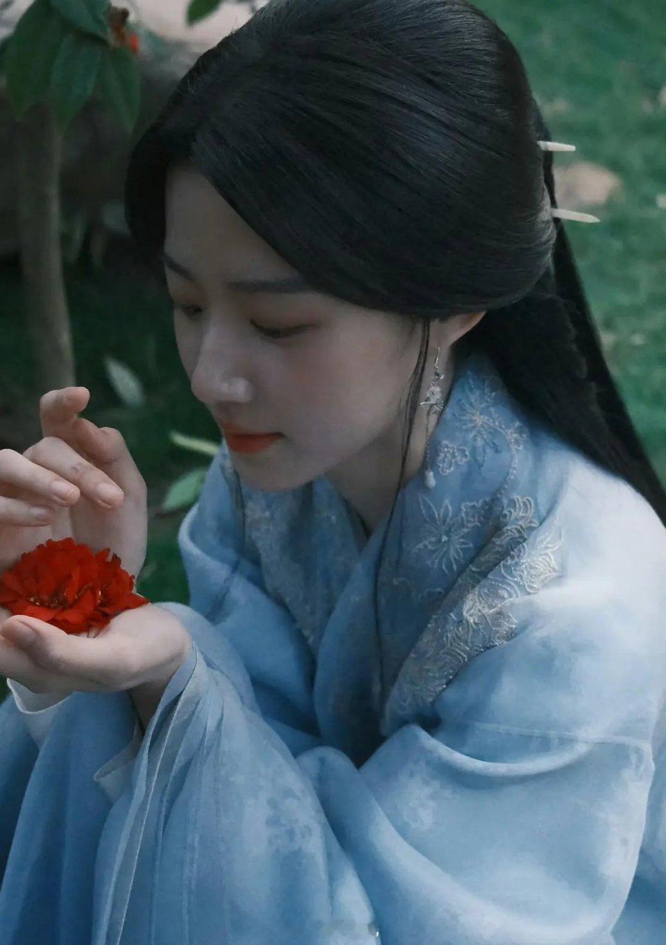 有一说一，卢昱晓剧里比张凌赫耐看多了，张凌赫还真有点不上镜 ​​​