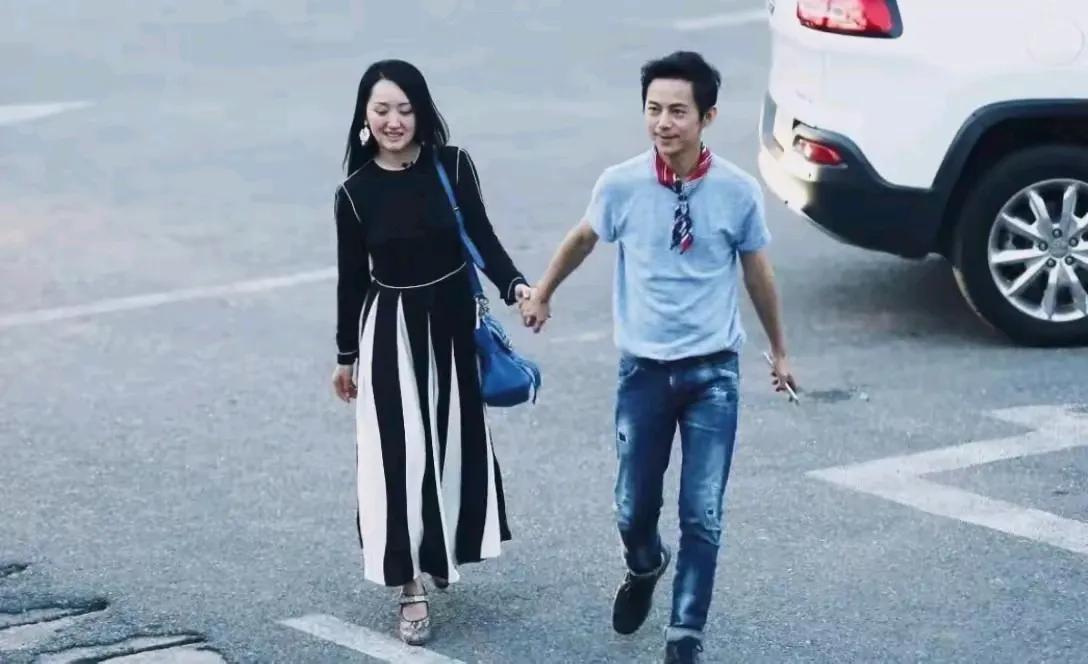 50多岁又不是夫妻，公共场合手拉手成何体统？虽然这是两个单身人士的自由和权利，可
