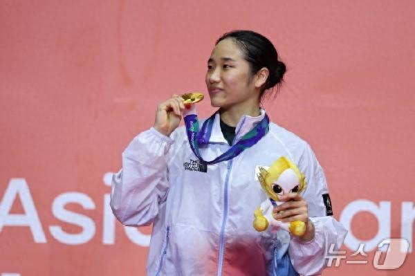 亚运女单卫冕，安洗莹强势喊话林丹！[太阳]

这场胜利有着里程碑意义，据中新网、