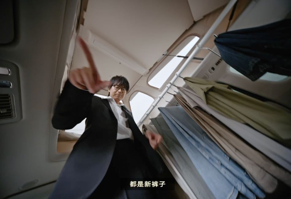 彭磊卖澎程 回看新裤子那些出圈的舞台名场面，就能感受到彭磊一直都有源源不断的创意