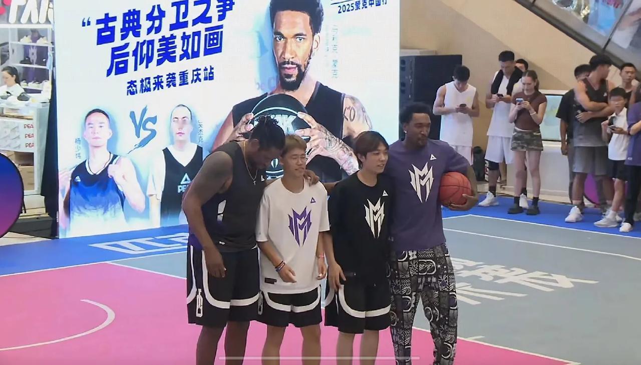 NBA球星蒙克在重庆投篮手感冰凉！

NBA国王队球星蒙克在重庆巴南万达广场参加