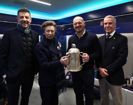 日渐娱乐化的王室，安妮公主到橄榄球队，庆祝胜利。
伊丽莎白二世年轻的时候，出席公