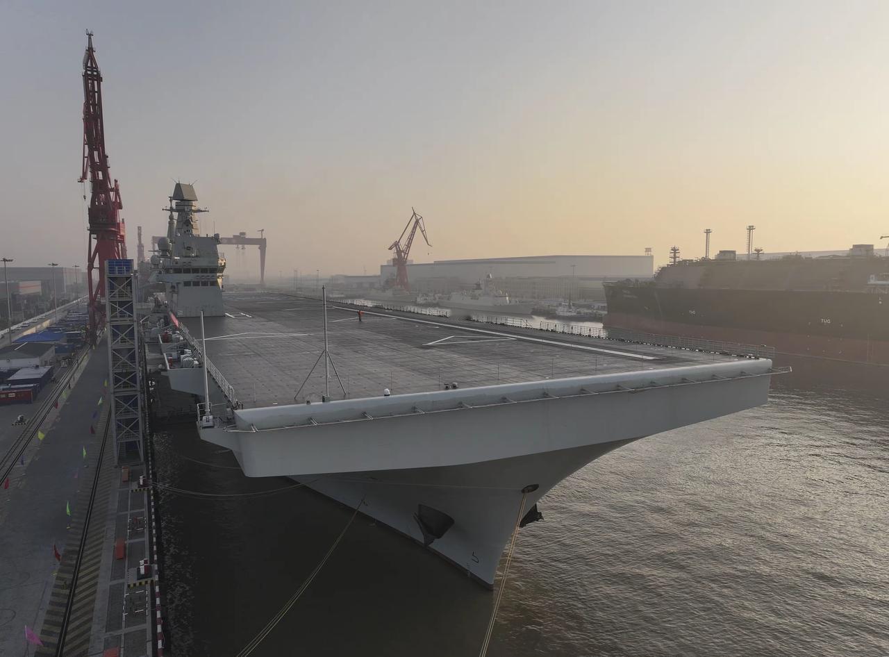 11月14日9时许，中国海军076两栖攻击舰首舰四川舰从上海沪东中华造船厂码头解