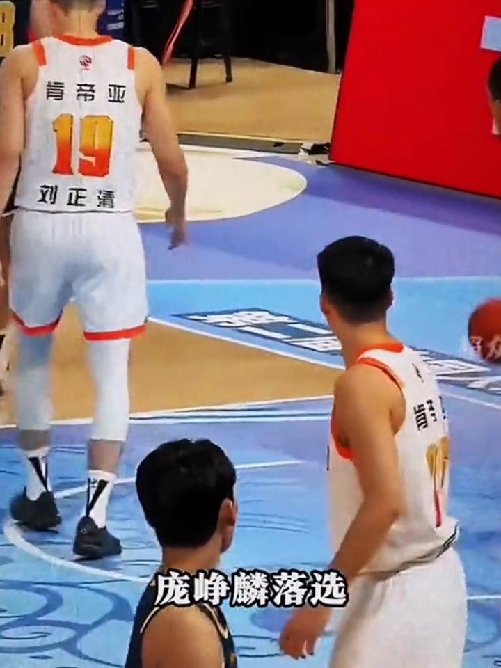 名单出炉。
近日，中国男篮将启程前往日本冲绳冲刺，备战2027年国际篮联篮球世界