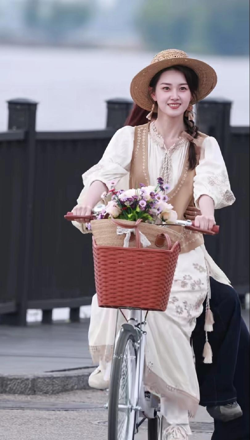 捕捉到骑单车的女孩，原来是郭宇欣呀！她在大理的海边骑行，诗帆导演坐在后座上，好松