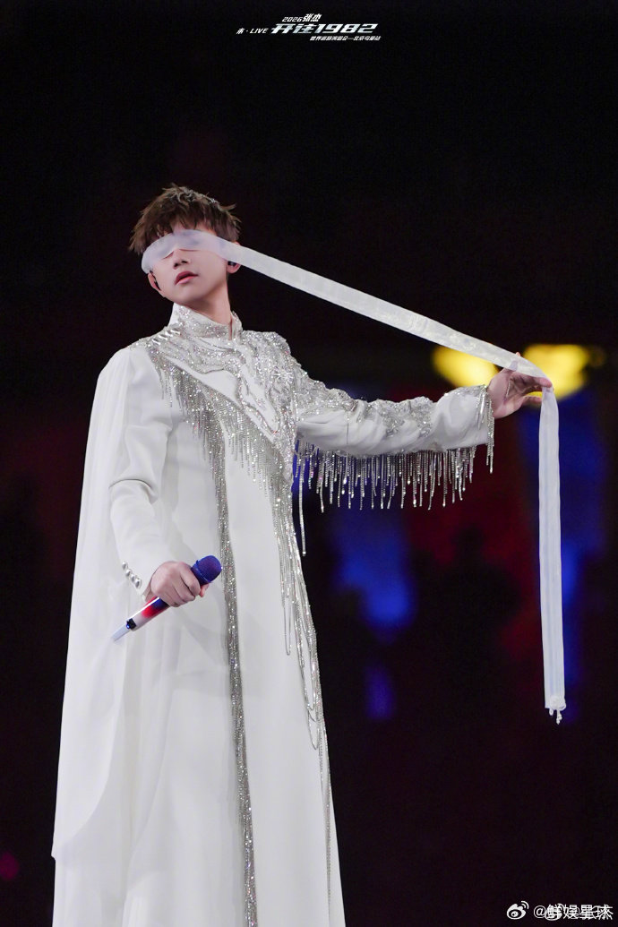 张杰张杰鸟巢行程即将过半张杰我们一起会更加精彩 每场都有新惊喜，造型与舞台双双封