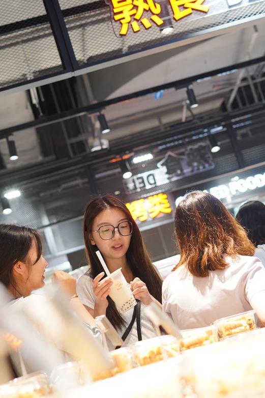 闺蜜聚会，美食相伴，快乐加倍！🍜👭