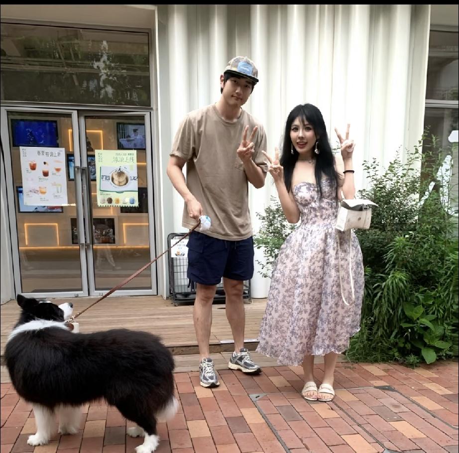 8月26日，金莎老公孙丞潇在阿那亚被偶遇，无修图一点都不帅，挺黑的，像30多岁的