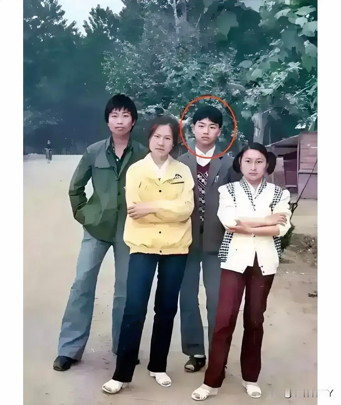 1986年，一位十二岁的小男孩和他的三位中学同学的珍贵合影，照片中这位穿着灰色小