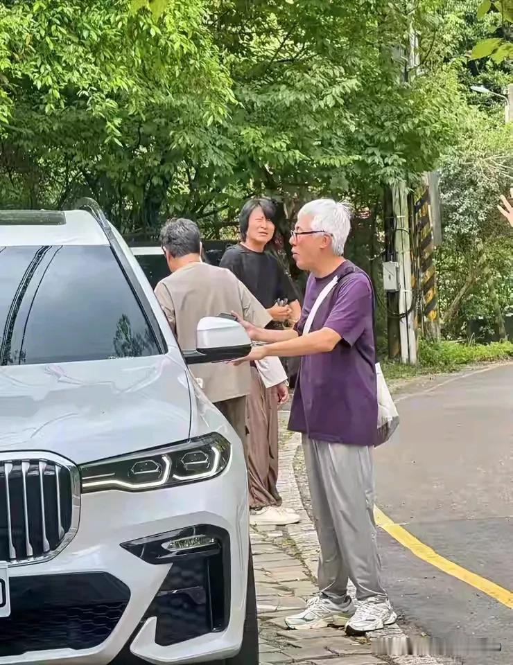 九十年代的一首《月亮惹的祸》让无数中国人为之痴狂，那独特的歌声听得让人撕心裂肺。