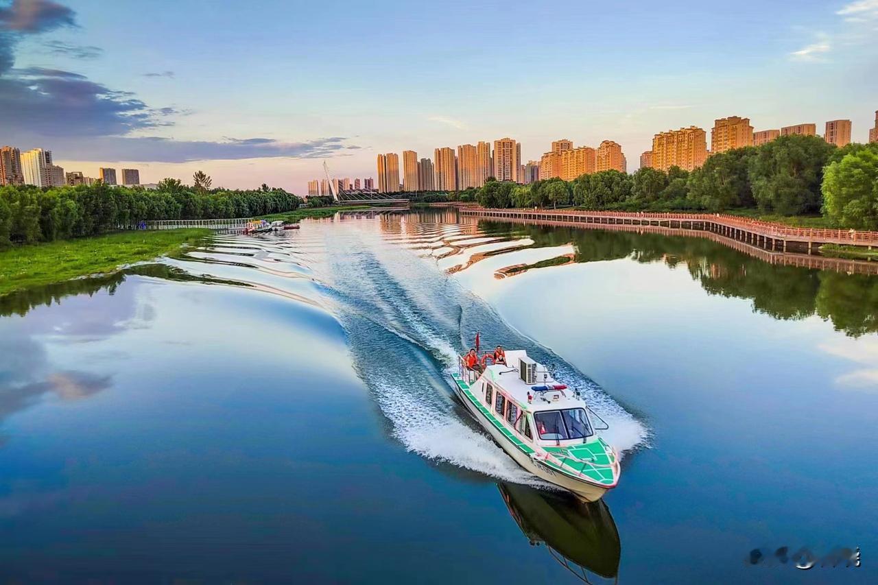 中国北方水城～沈阳，城中游船，此景可待，此情可耐。
工业铁骨是沈阳的阳刚，曼妙水
