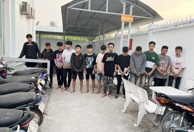 越南安江胜龙川市警方抓获的火并少年。
30名青少年收集了许多危险的武器，准备与其
